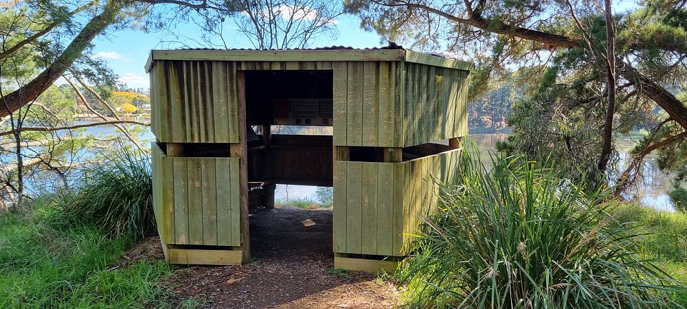 bird hide lake sambell